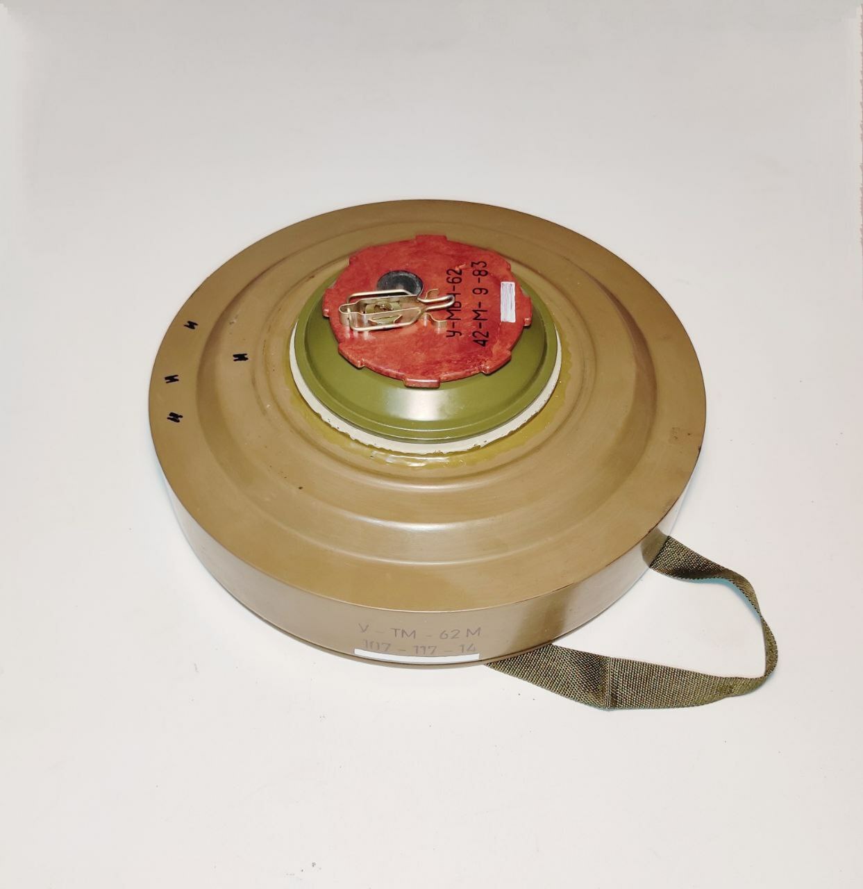 Учебная противотанковая мина ТМ-62М с учебным взрывателем МВЧ-62 